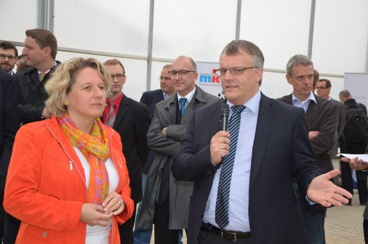 Prof. Frank Hochholdinger introduces the activities of his research group on maize root development to Minister of Science Svenja Schulze.