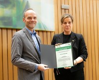 Prof. Dr. Ralf Pude mit der Klimaschutzministerin Mona Neubaur bei der Überreichung der Ernennungsurkunde.