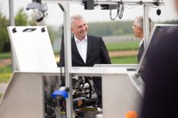 Minister besucht PhenoRob - Wirtschaftsminister Andreas Pinkwart (li.) im Gespräch mit Cluster-Sprecher Heiner Kuhlmann.