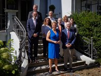 Ministerin Ina Brandes mit dem Rektor der Universität Bonn, Prof. Dr. Dr. h.c. Michael Hoch (vorne) und Mitgliedern des Rektorats.