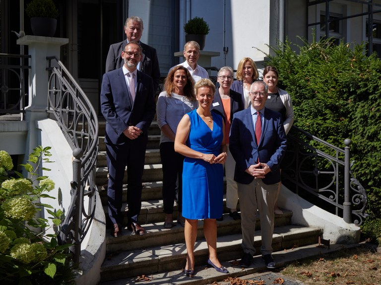 Ministerin Ina Brandes mit dem Rektor der Universität Bonn, Prof. Dr. Dr. h.c. Michael Hoch (vorne) und Mitgliedern des Rektorats.