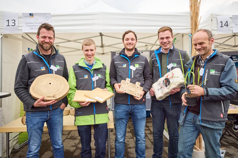 Mitarbeitende vom Campus-Klein-Altendorf präsentieren nachhaltige Produkte aus Miscanthus und Paulownia