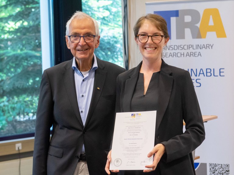 Bodenkundlerin Dr. Melanie Braun mit Prof. Dr. Klaus Töpfer, ehemaliger Bundesumweltminister und Namesgeber des Klaus-Töpfer-Forschungspreises der Universität Bonn.