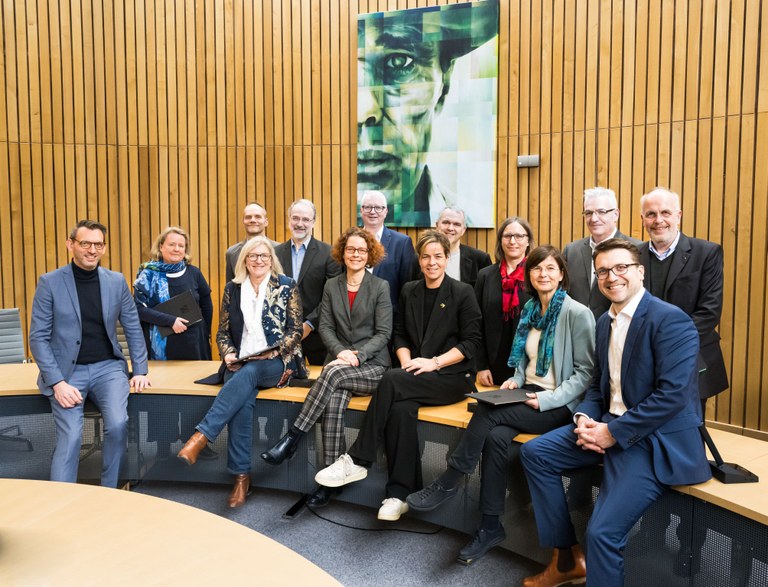 The experts of the Bioeconomy Council NRW together with Climate Protection Minister Mona Neubaur after the presentation of the certificates of appointment.